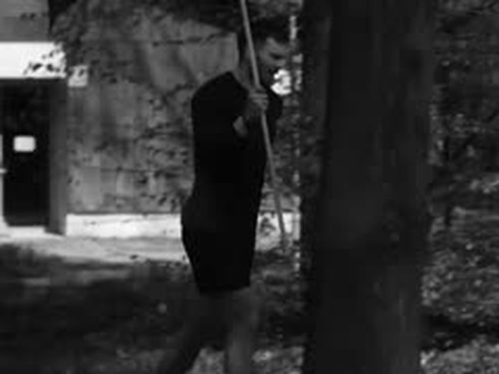 Bieg przez park z flagą nuvr