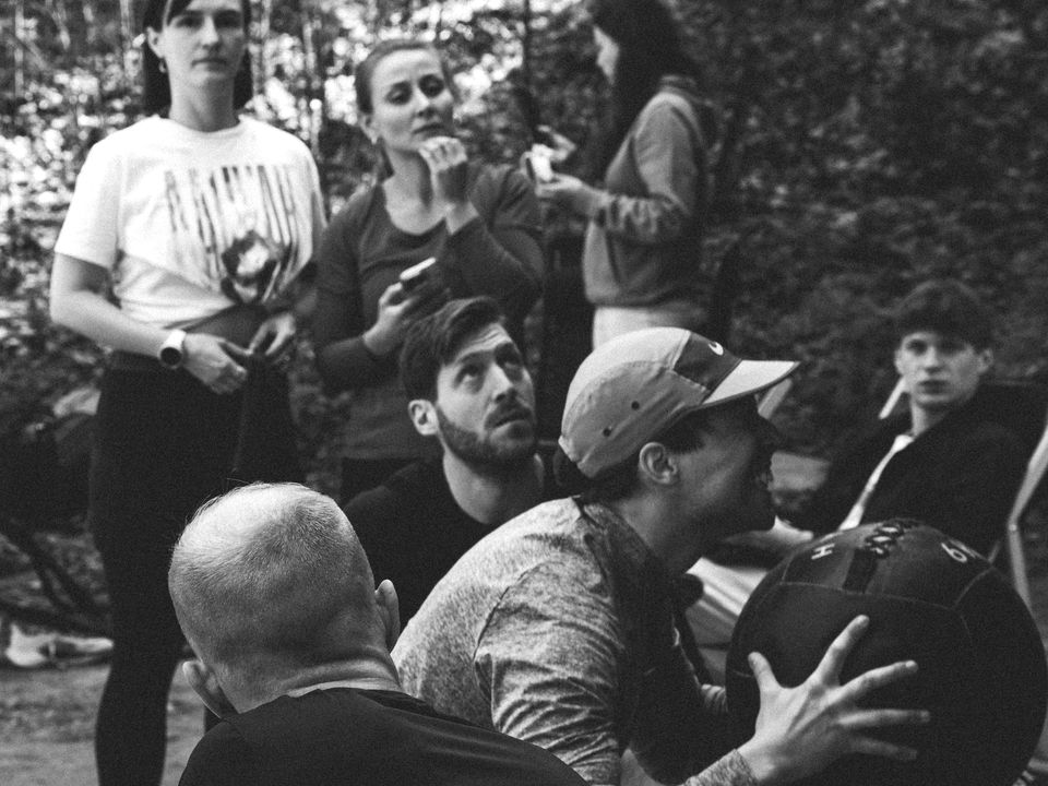 Uczestnicy kibicują zawodnikowi z piłką lekarską