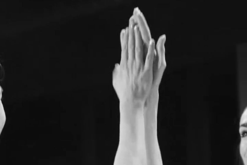 Przybicie piątki dwóch atletek, kadr z filmu z serii nuvr athletes
